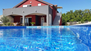 House with swimming pool Blue Diamond